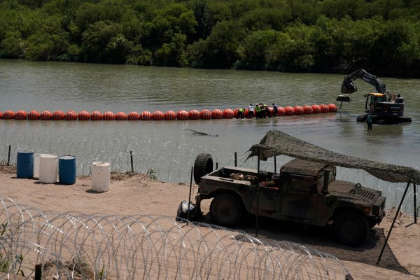 Министерството на правосъдието на САЩ съди Тексас за плаваща бариера по границата с Мексико