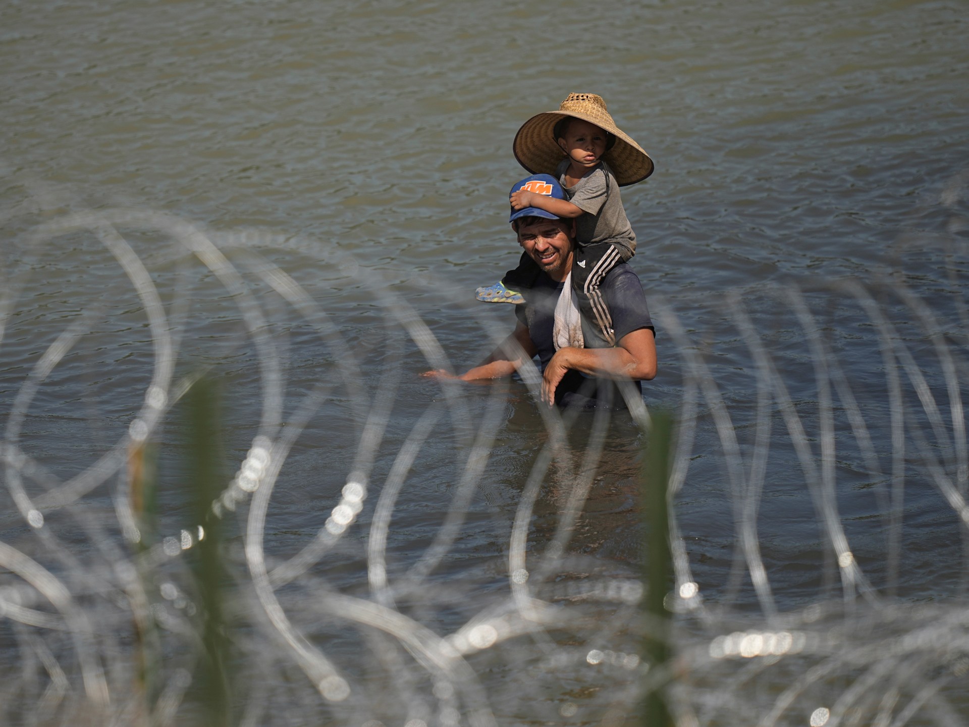 Foto: Pertempuran tumbuh di atas belenggu, kawat silet di perbatasan AS-Meksiko |  Berita Migrasi