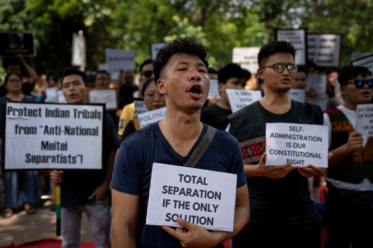 Pengunjuk rasa suku Kuki meneriakkan slogan selama protes di New Delhi