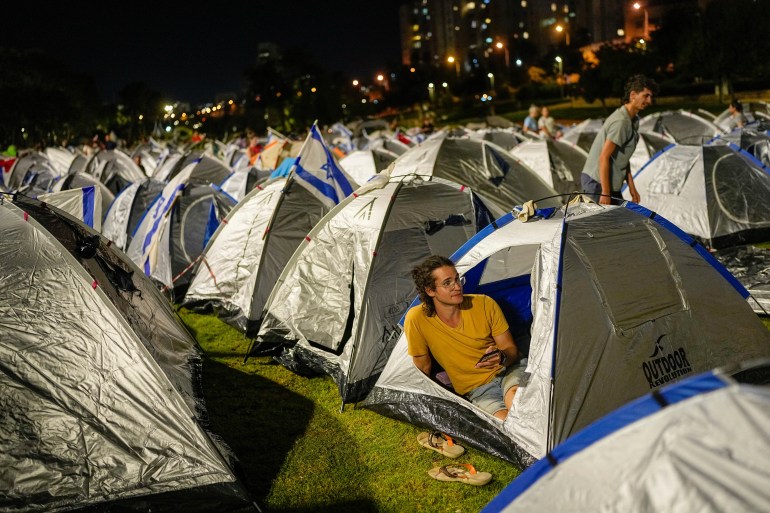 Binlerce İsrailli yürüyüşçü, 22 Temmuz 2023 Cumartesi günü Kudüs'teki İsrail parlamentosu Knesset'in dışında kamp kurdu. 