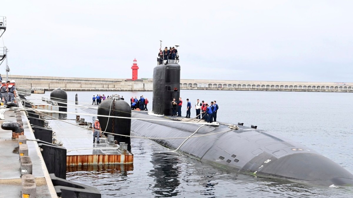 N Korea fires missiles after US submarine arrives in S Korea | Weapons News | Al Jazeera