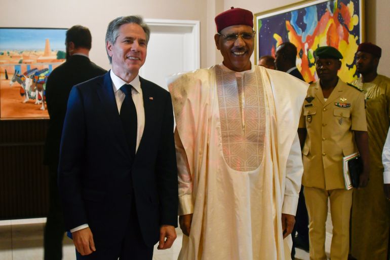 US Secretary of State Antony Blinken poses for a photo with Nigerien President Mohamed Bazoum