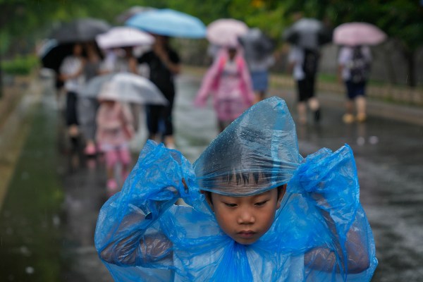 Китайската столица Пекин регистрира най-обилните си валежи тази година, тъй
