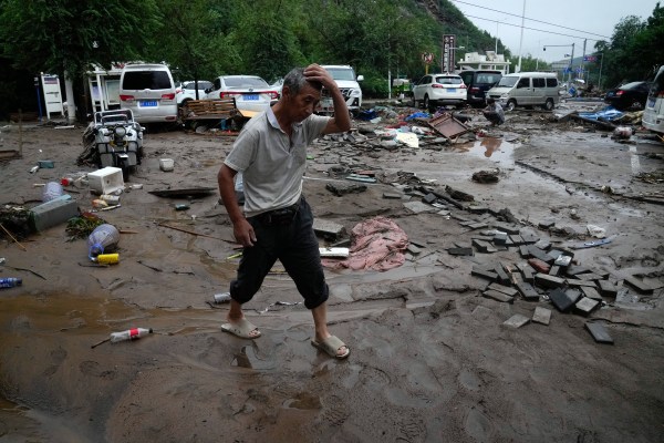 Смъртоносни дъждове връхлетяха Северен Китай след бурята Doksuri