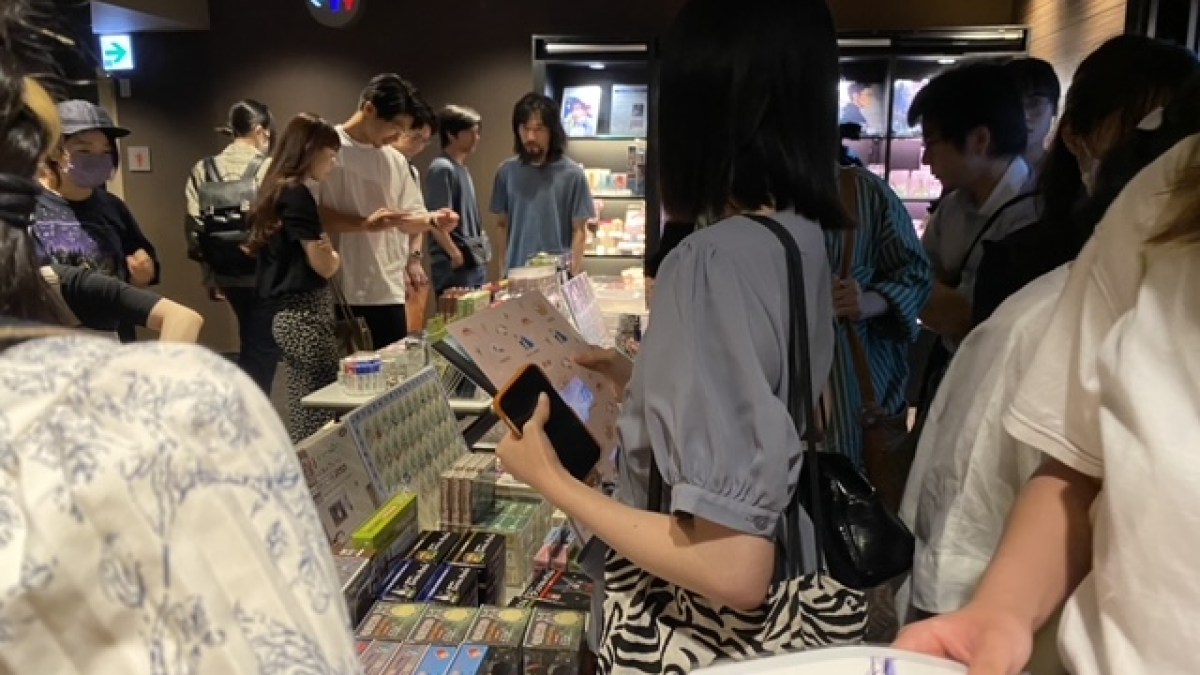 興奮した日本のファンが宮崎駿の最新映画を待つ列に並んでいます。 映画ニュース