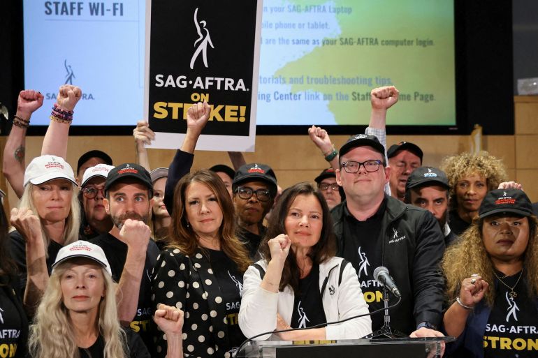 Perché gli attori e gli scrittori di Hollywood sono in sciopero?