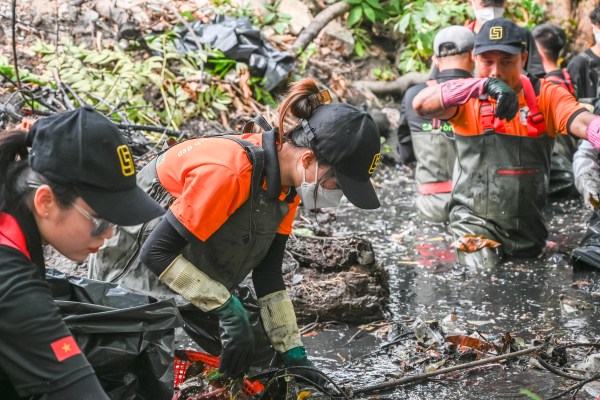 „Смислена работа“: Доброволци почистват на ръка зловонните канали на Хо Ши Мин