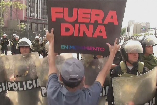 Как може да бъде разрешена политическата криза в Перу?
