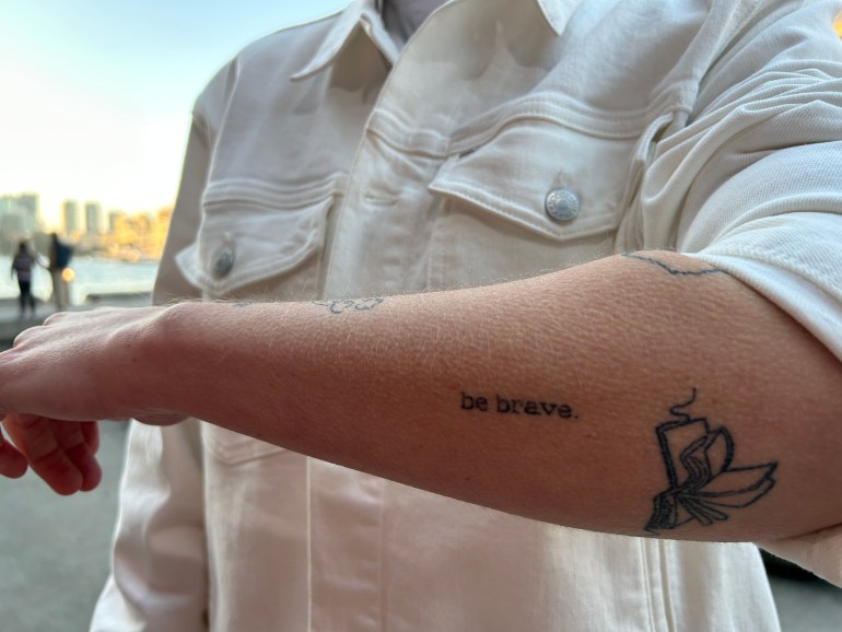 Mantan pemain Irlandia Clare Shine memamerkan tato 'Be Brave' miliknya