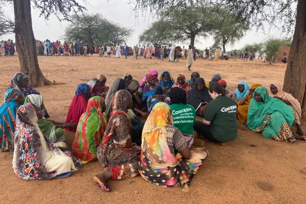 Тъй като сраженията не спират, суданците намират убежище в лагери в Чад