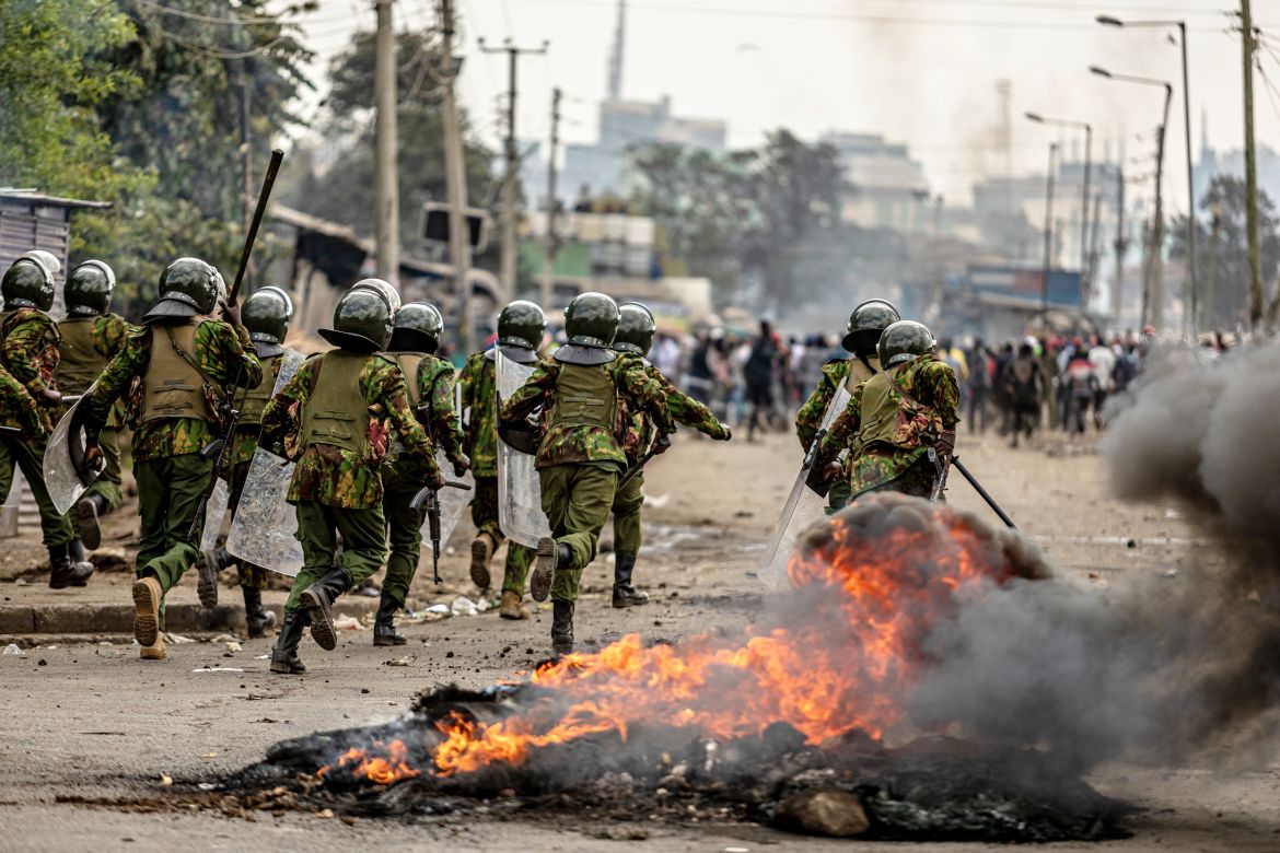 kenya8: Security forces advance towards anti-government protesters at Shauri Moyo, a low-income neighborhood in Nairobi.