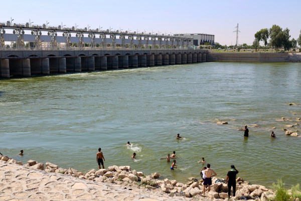 Екстремни горещини връхлитат Ирак, тъй като температурите надвишават 50 градуса по Целзий