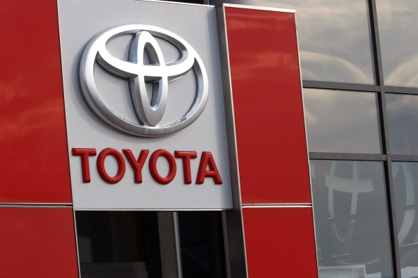 Toyota, най-големият производител на автомобили в света, спря дейността си