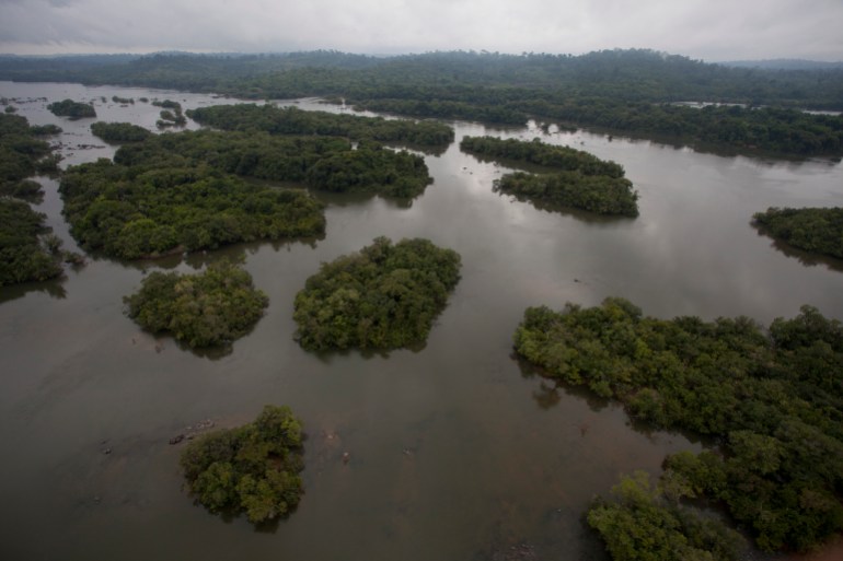Vista do trecho do rio Xingu sendo inundado pela construção da hidrelétrica de Belo Monte, planejada para ser a terceira maior do mundo, em Pimental, próximo a Altamira, no Pará, em 23 de novembro de 2013. A barragem do rio Xingu em a floresta amazônica é uma das grandes polêmicas no Brasil, colocando ambientalistas e índios contra o governo e as empresas envolvidas no projeto.  Foto tirada em 23 de novembro de 2013.