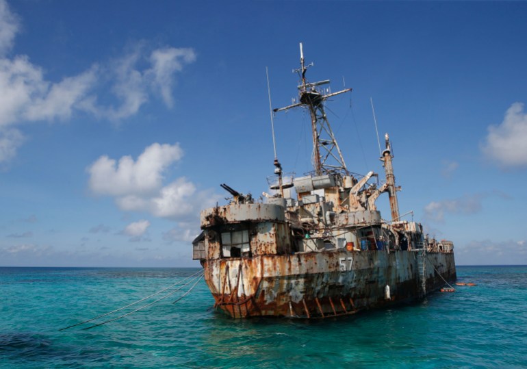 O BRP Sierra Madre, um navio de transporte abandonado no qual os fuzileiros navais filipinos vivem como um posto militar avançado, é retratado no disputado Second Thomas Shoal.