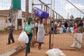 Female prisoners leave the Chikurubi Maximum Prison after President Emmerson Mnangagwa pardoned up to 3,000 prisoners, in Harare, Zimbabwe, March 22, 2018