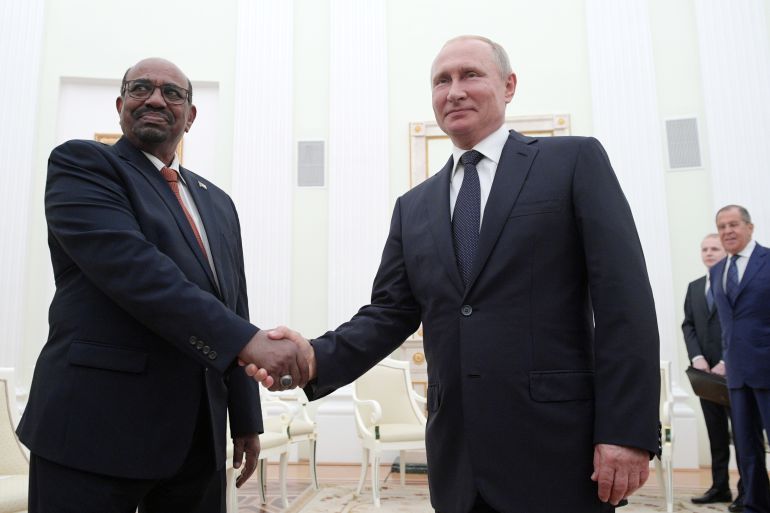 Russian President Vladimir Putin (R) mshakes hands with Sudanese President Omar al-Bashir during a meeting at the Kremlin in Moscow, Russia July 14, 2018. Sputnik/Alexei Druzhinin/Kremlin via REUTERS ATTENTION EDITORS - THIS IMAGE WAS PROVIDED BY A THIRD PARTY.