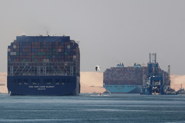Корабният трафик по Суецкия канал се отчита като нормален след сблъсъка на танкер