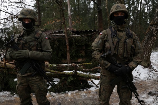 Полша планира да премести до 10 000 допълнителни войници на