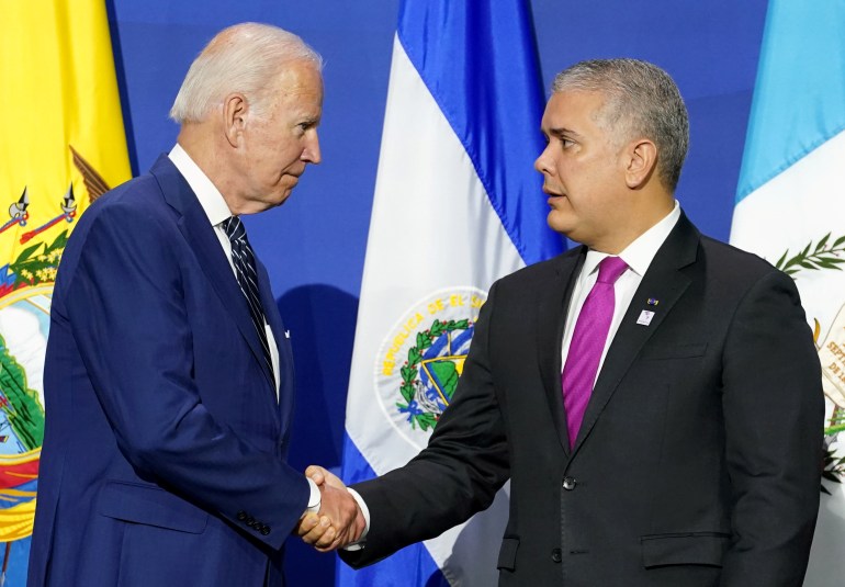 El presidente de Estados Unidos, Joe Biden, le da la mano al presidente de Colombia, Iván Duque, después de que los jefes de delegación se reunieran para adoptar una declaración sobre migración durante la Novena Cumbre de las Américas en Los Ángeles, California, Estados Unidos, el 10 de junio de 2022.