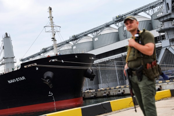 Украйна ще отвори „хуманитарни коридор“ за кораби, блокирани в черноморските пристанища