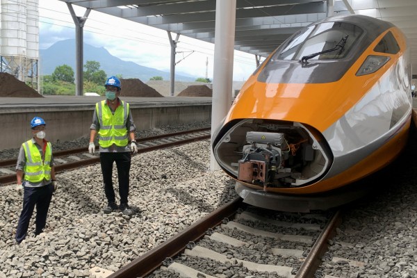 Медан, Индонезия – Индонезийската високоскоростна влакова услуга, финансирана от Китай,