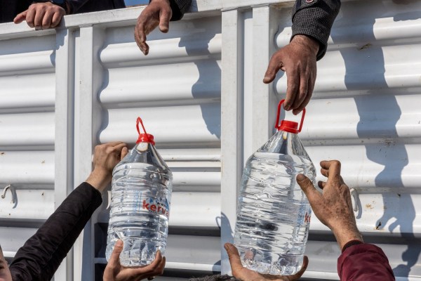 В парещия, опустошен от земетресение Хатай, недостигът на вода води до болести