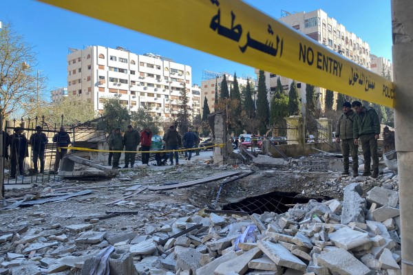 Твърди се, че израелски ракетен обстрел е ранил войник близо до сирийската столица Дамаск