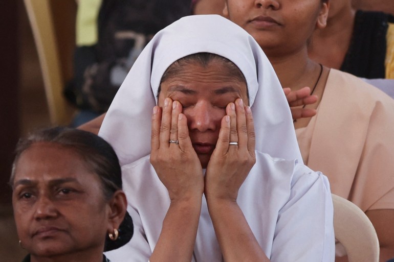 Una monja reacciona mientras la gente protesta contra lo que afirman son ataques a la comunidad cristiana, iglesias e instituciones en toda la India en un terreno en Mumbai, India, el 12 de abril de 2023. REUTERS/Francis Mascarenhas