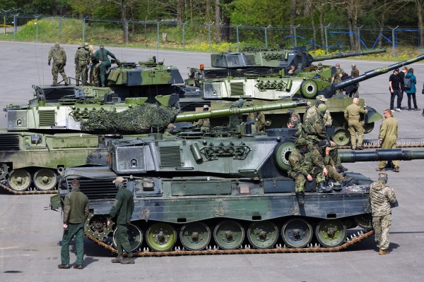 Десетки употребявани танкове Leopard 1 които някога са принадлежали на