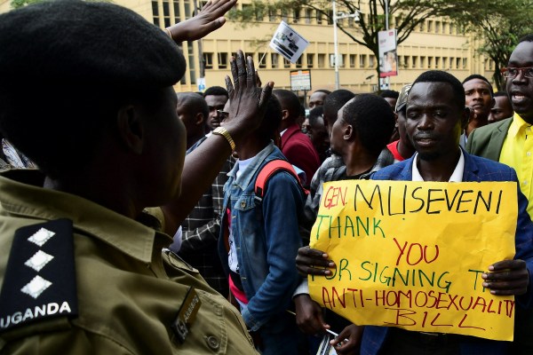 Уганда непокорна, след като Световната банка спря финансирането заради закона срещу ЛГБТК