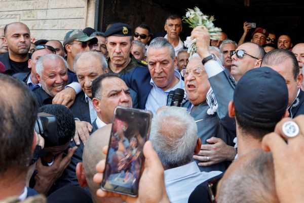 Президентът на палестинските власти (ПА) Махмуд Абас уволни повечето от