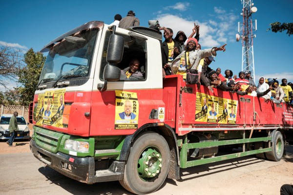 Хараре, Зимбабве – На 23 август шест милиона регистрирани избиратели