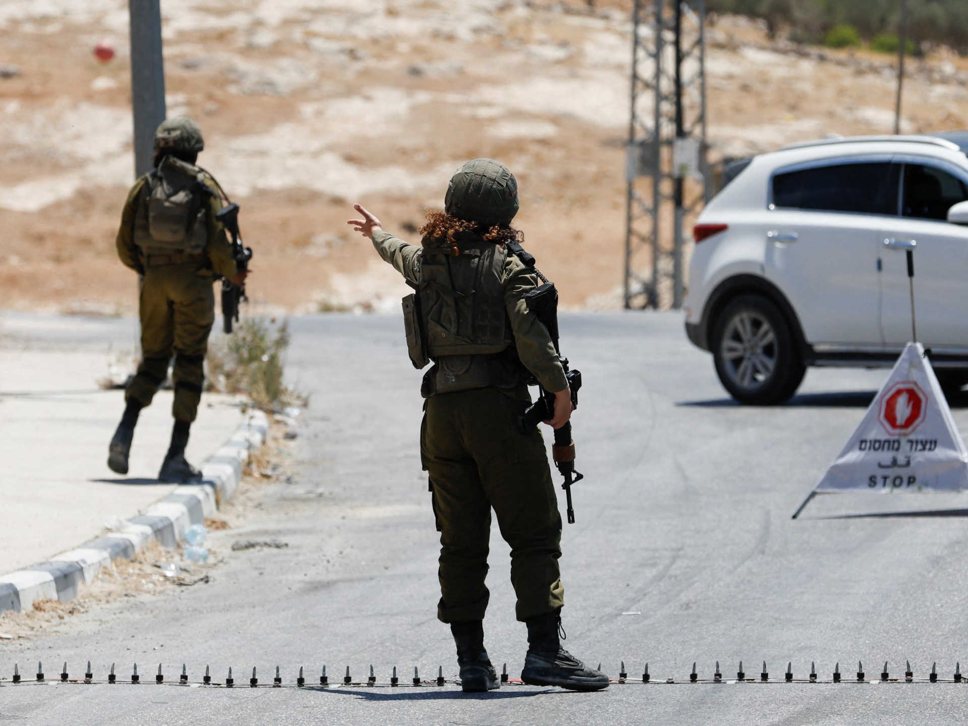 Filistinli olduğundan şüphelenilen silahlı şahıs tarafınca iki İsrailli öldürüldü;  insan avı sürüyor