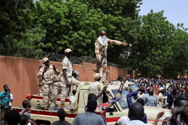 Франция ще започне евакуация за своите граждани и граждани на ЕС в Нигер
