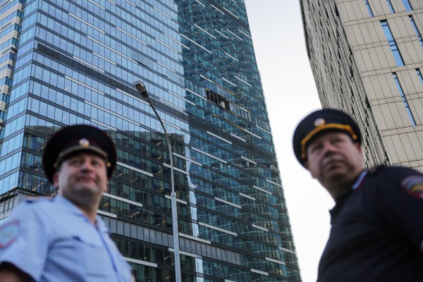 Руските сили свалиха нова вълна от дронове над Москва, ударена офис кула