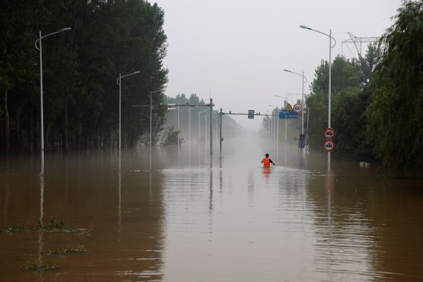 Наводненията в Китай заплашват градовете надолу по течението, тъй като десетки хиляди бяха евакуирани