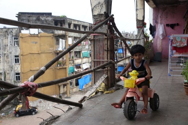 Жителите на Мумбай рискуват безопасността за жилища на достъпни цени