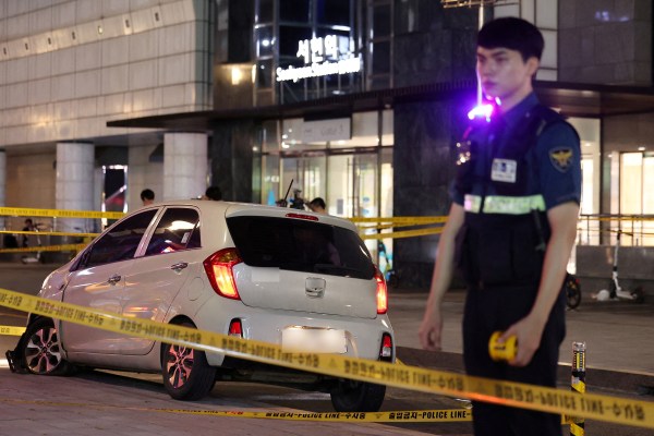 Най-малко 13 души бяха ранени в Южна Корея, когато мъж