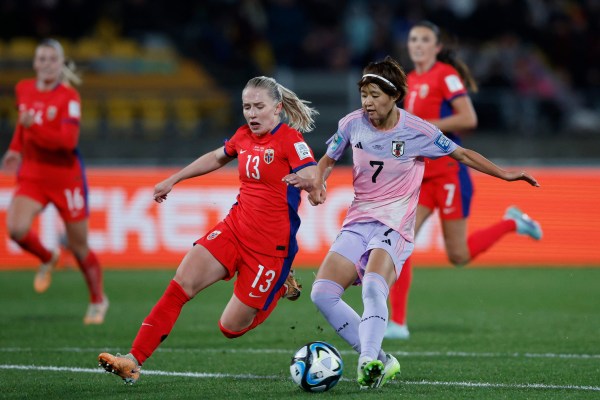 Нажежена Япония победи Норвегия с 3-1, за да стигне до четвъртфиналите на Световното първенство за жени