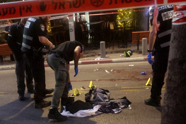 Въоръжен мъж откри стрелба в центъра на Тел Авив и