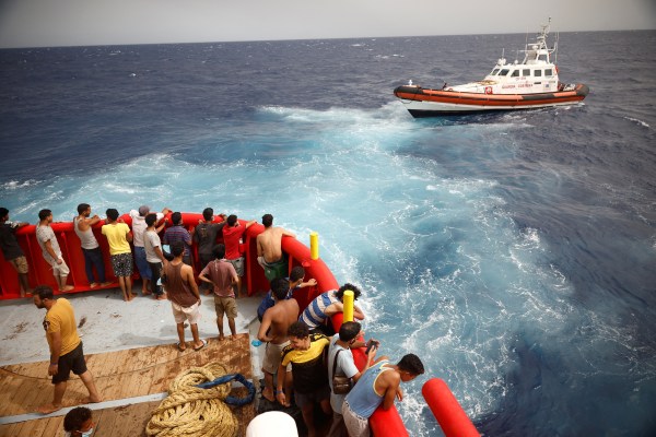 Най-малко двама загинали, десетки изчезнали при корабокрушения край бреговете на Италия