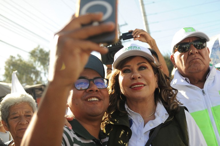 Presidentskandidaat Sandra Torres, van de politieke partij National Unity of Hope (UNE), poseert voor een selfie tijdens de campagnebijeenkomst voorafgaand aan de presidentsverkiezingen, in Guatemala-Stad, Guatemala op 5 augustus 2023.