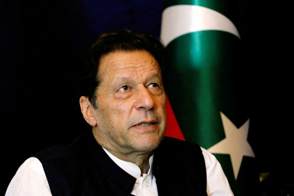 Исламабад, Пакистан – Бившият пакистански премиер Имран Хан беше преместен