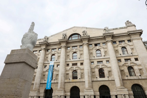 Италия нанесе изненадващ удар на своите банки и предизвика шокови