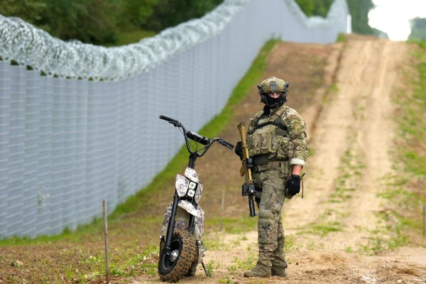 Латвия изпраща войници за засилване на сигурността по границата с Беларус