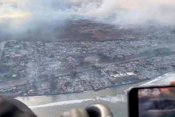 Горски пожари оставиха следа от разрушения на хавайския остров Мауи,