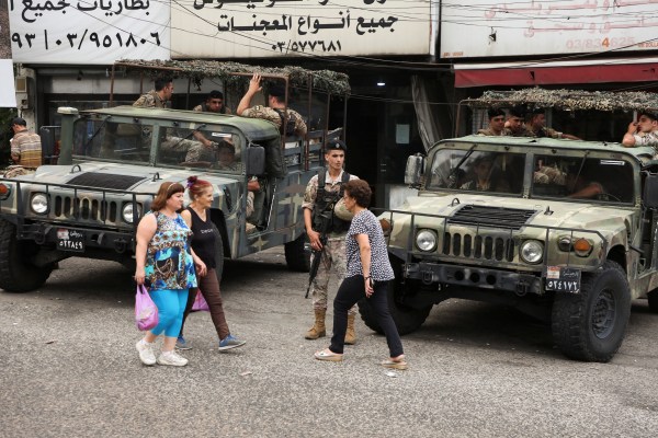 Ливанските армейски превозни средства са разположени в християнски град който