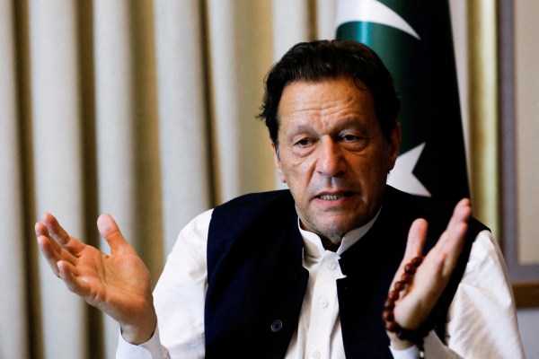 Пакистанският съд разпореди открит процес срещу бившия премиер Имран Хан в помещенията на затвора