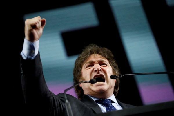 Десният популистки кандидат за президент на Аржентина Хавиер Милей се